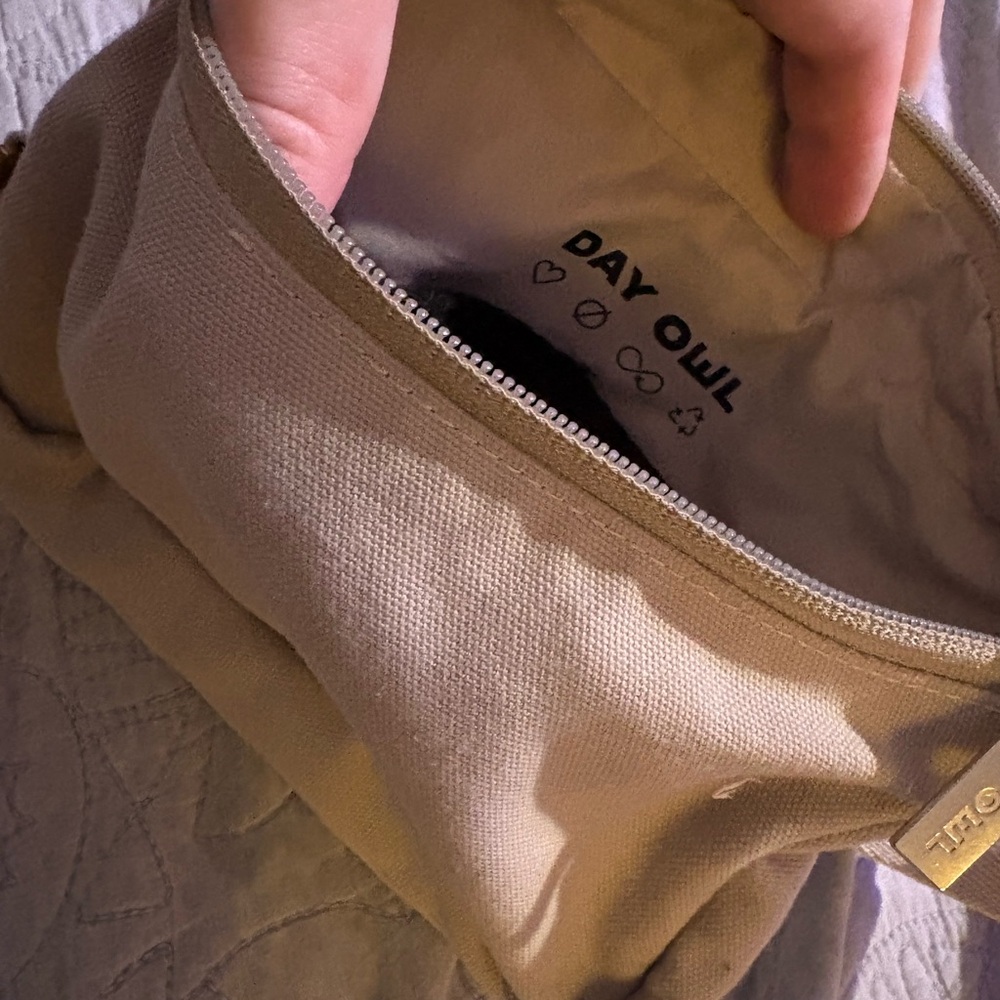 Day Owl Light Gray Crossbody Bag And Two Herschel Geometric Pouches Bundle - Picture 7 of 7